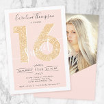 Invitación Moda purpurina de oro guión rubor Sweet 16 foto<br><div class="desc">Moderna, moda y elegante purpurina dorado amarillo dulce de 16 años, invitación a la fiesta con una moderna tipografía de 16 años, con un purpurina de chispas doradas sobre un fondo editable de marco rosa pastel. Añade tu foto al fondo o deja un fondo rosado. Perfecto para el tema de...</div>