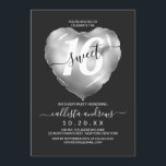 Invitación Moda Relieve metalizado plateado negro globo de co<br><div class="desc">Esta invitación a la fiesta de 16 años, alegre, moderna y tierna, es perfecta para el moderno y elegante chica. Cuenta con un globo de Relieve metalizado plateado falso impreso con un gran "16" encima de un fondo negro simple. ¡Es un diseño elegante, fresco, bonito y divertido de moda! ***NOTA...</div>