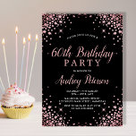 Invitación Moda Rosa moderno Purpurina de oro negro 60 cumple<br><div class="desc">Moda Elegante Moderno Esparkle Rosa Oro Purpurina Negro Invitación de cumpleaños 60. Esta invitación a la fiesta de cumpleaños número 60 Adultos Girly (para ella, cualquier edad) incluye un elegante guión de caligrafía con letras a mano y un marco de purpurina de diamantes de oro rosa sobre fondo negro. Ideal...</div>