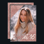 Invitación Moda Rosa negro Oro Purpurina foto dulce 16<br><div class="desc">Esta invitación de lujo y glam photo Sweet 16 es perfecta para la moda y el elegante chica de cumpleaños. Presenta unas esquinas de purpurinas brillantes de oro rosa de bonito impresas falsas que enmarcan una imagen del invitado de honor con una tipografía de trazo de brocha personalizado y, en...</div>