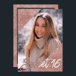 Invitación Moda Rosa negro Oro Purpurina foto dulce 16<br><div class="desc">Esta invitación de lujo y glam photo Sweet 16 es perfecta para la moda y el elegante chica de cumpleaños. Presenta unas esquinas de purpurinas brillantes de oro rosa de bonito impresas falsas que enmarcan una imagen del invitado de honor con una tipografía de trazo de brocha personalizado y, en...</div>