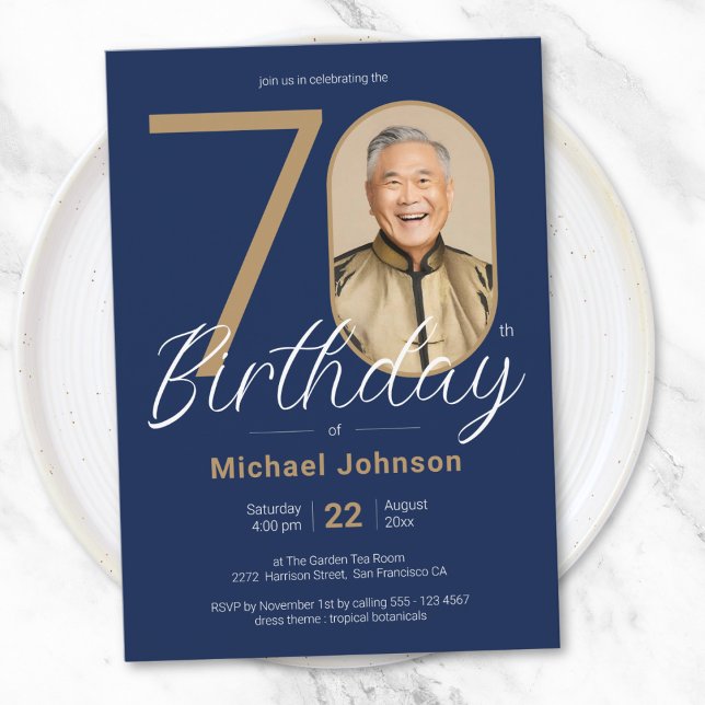 Invitación Moda simple Marina de Oro foto azul 70 cumpleaños (Simple Chic Gold Navy Blue Photo 70th Birthday Invitation)