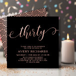 Invitación Moda Treinta Guiones Rosa Oro Negro 30 cumpleaños<br><div class="desc">Elegante Moda Negro y oro Rosa Treinta Script 30 Invitación de cumpleaños. Esta plantilla moderna para invitaciones a fiestas de cumpleaños para mujeres presenta un elegante texto de "treinta" en un falso rosa de Relieve metalizado de oro, escritura rápida de caligrafía escrita a mano (o tipografía) con letra de cruz...</div>