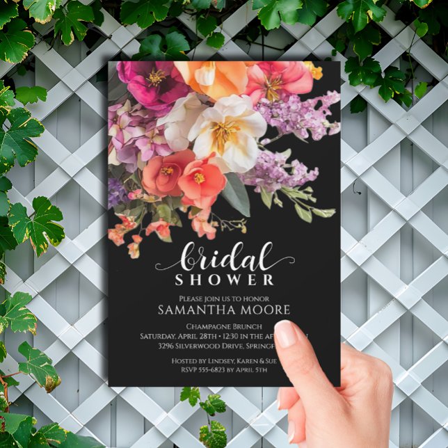 Invitación Moda Vibrante Floral Bridal Shower (Chic vibrant floral on black bridal shower invitations)