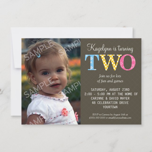Invitación modelada de la fiesta de cumpleaños dos (Anverso)