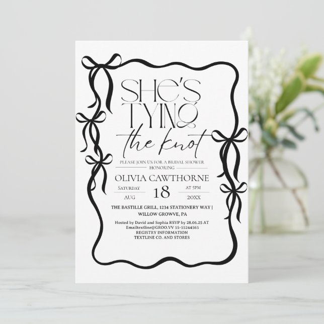 Invitación Modern Black  and White Bow Bridal Shower (Anverso de pie)