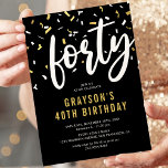 Invitación Modern Black & Gold 40th Birthday Party Invitation<br><div class="desc">Deslumbra a tus invitados incluso antes de que empiece la celebración con nuestras elegantes y modernas invitaciones a la fiesta de cumpleaños número 40. Con un fondo negro de moda, un confetti blanco y dorado brillantes y un guión audaz de los 'cuarenta', estas invitaciones ofrecen un toque de elegancia y...</div>