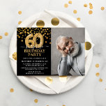 Invitación Modern Black & Gold 60th Surprise Cumpleaños Photo<br><div class="desc">Moderna invitación de fiesta de cumpleaños sorpresa en negro y oro para alguien que cumple 60 años. Con un fondo negro,  una fotografía del hombre/mujer de cumpleaños,  un falso purpurina de oro confetti,  globos de oro de 60 años y una elegante plantilla de cumpleaños que es fácil de personalizar.</div>