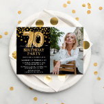 Invitación Modern Black & Gold 70th Surprise Cumpleaños Photo<br><div class="desc">Moderno,  negro y oro sorpresivo invitan a la fiesta de cumpleaños para alguien que cumple 70 años. Con un fondo negro,  una fotografía del hombre/mujer de cumpleaños,  purpurina de oro falso confetti,  globos de oro de 70 años y una elegante plantilla de cumpleaños que es fácil de personalizar.</div>