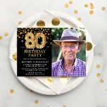 Invitación Modern Black & Gold 80th Surprise Cumpleaños Photo<br><div class="desc">Moderno,  negro y oro sorpresivo invitan a la fiesta de cumpleaños para alguien que cumple 80 años. Con un fondo negro,  una fotografía del hombre/mujer de cumpleaños,  purpurina de oro falso confetti,  globos de oro de 80 años y una elegante plantilla de cumpleaños que es fácil de personalizar.</div>