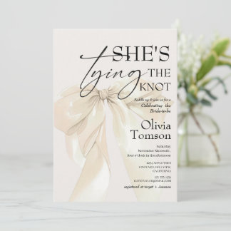 Invitación Modern Bow She's Tying the Knot Bridal Shower