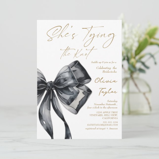 Invitación Modern Bow She's Tying the Knot Bridal Shower  (Anverso de pie)
