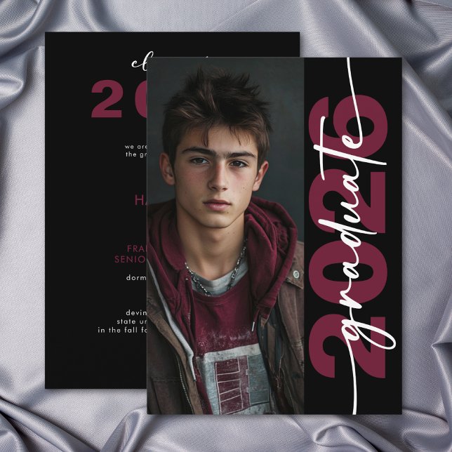 Invitación Modern Burgundy Typography Grad Announcement (Modern Burgundy Typography Grad Announcement)