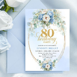 Invitación Modern Dusty Blue Floral Gold 80th Birthday Invite