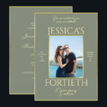 Invitación Modern Elegance Photo 40th Birthday<br><div class="desc">Hermosa, de doble cara, moderna, elegante foto de moda invitación de 40 años. Con un fondo de color bonito con un brillante borde dorado... colores sofisticados y de moda para cualquier temporada. Diseño de cumpleaños único en sabios románticos y colores dorados. Simplemente cambie la foto de ejemplo para crear su...</div>