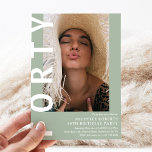 Invitación Modern FORTY Photo 40th Birthday Party Invitation<br><div class="desc">Invitación de cumpleaños 40 - El diseño presenta un fondo verde sabio que se puede cambiar a cualquier color,  una fotografía retrato,  el texto 'CUARENTA' con letra blanca en negrita y una elegante plantilla de fiesta de cumpleaños que se puede personalizar fácilmente. Elegante,  moderno y perfecto para cualquier edad.</div>