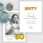 Invitación Modern Gold Balloon 60th Birthday Party Photo<br><div class="desc">Esta minimalista tipografía de globo de oro, invitación a los 60 años, es la elección perfecta para tu hijo o hija. Una invitación de cumpleaños simple y elegante para ser personalizada con tus detalles, incluyendo cualquier frase especial que quieras agregar a la parte de atrás y cargar una hermosa foto...</div>