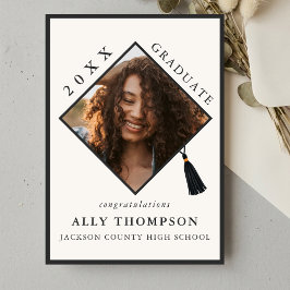 Invitación Modern Ivory Graduation Cap Photo Announcement