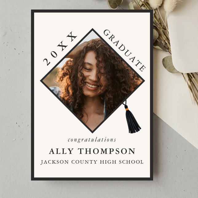 Invitación Modern Ivory Graduation Cap Photo Announcement (Modern Ivory Graduation Cap Photo Announcement)