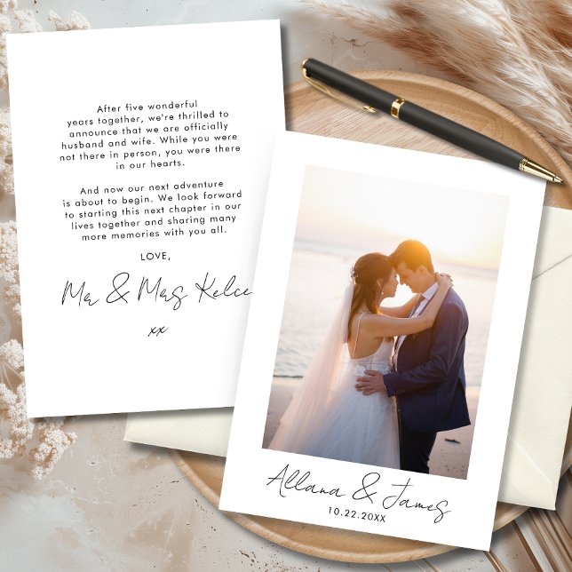 Invitación Modern Minimal Just Married Photo Announcement (Elegant wedding announcement card set featuring a couple kissing at sunset.)