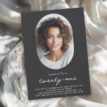 Invitación Modern Minimal Photo 21st Cumpleaños<br><div class="desc">Sencilla, mínima y muy elegante, esta invitación de cumpleaños celebra a alguien que cumple 21 años. El diseño moderno y sencillo, en negro plano con fondo blanco roto, pone el acento en el invitado de honor mientras se preparan para celebrar este cumpleaños histórico. El único marco oval tiene una plantilla...</div>