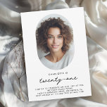 Invitación Modern Minimal Photo 21st Cumpleaños<br><div class="desc">Sencilla, mínima y muy elegante, esta invitación de cumpleaños celebra a alguien que cumple 21 años. El diseño simple y moderno en fondo blanco y el texto profundo del carbón ponen el énfasis en el invitado de honor mientras se preparan para celebrar este importante cumpleaños. El único marco oval tiene...</div>