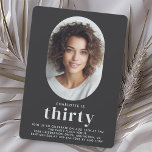 Invitación Modern Minimal Photo 30th Birthday<br><div class="desc">Sencilla, mínima y muy elegante, esta invitación de cumpleaños celebra a alguien que cumple 30 años. El diseño moderno y sencillo, en negro plano con fondo blanco roto, pone el acento en el invitado de honor mientras se preparan para celebrar este importante cumpleaños. El único marco oval tiene una plantilla...</div>