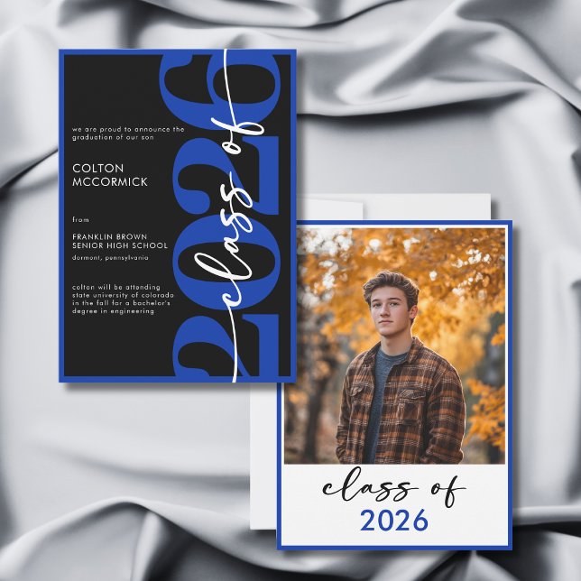 Invitación Modern Royal Blue Typography Grad Announcement (Modern Royal Blue Typography Grad Announcement)