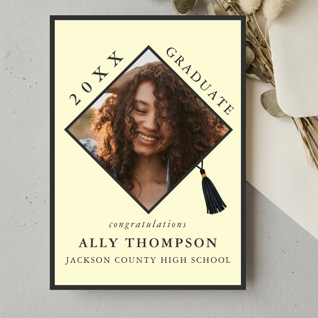 Invitación Modern Yellow Graduation Cap Photo Announcement (Modern Yellow Graduation Cap Photo Announcement)