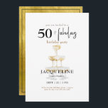 Invitación Moderna 50 y fabulosa Fiesta de cumpleaños de Cham<br><div class="desc">Black and Gold 50 y fabulosa invitación a la fiesta de cumpleaños. Moderno. Champán. Oro y espalda negra. Glam.</div>