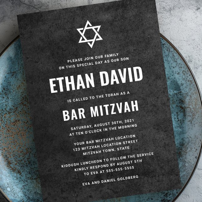 Invitación Moderna barra de textura áspera oscura mitzvah (Modern dark rough texture bar mitzvah invitation)