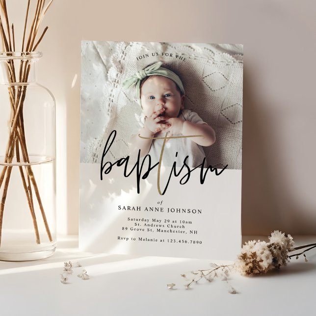 Invitación Moderna caligrafía mínima de oro para bebé baptism (Modern Minimal Gold Calligraphy Baby Photo Baptism Invitation)