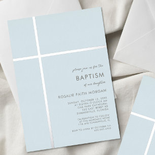 Invitación moderna de bautizo con cruz de plata