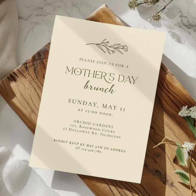 Invitación moderna de brunch de Día de la Madre Mi (modern minimalist mothers day brunch invitation beige background floral line art)