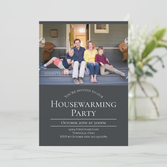 Invitación moderna de carbón vegetal Gris para el  (Anverso de pie)