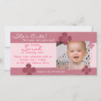 Invitación moderna de cumpleaños con flores