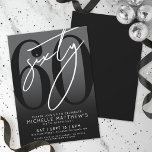 Invitación moderna de cumpleaños número 60 de colo<br><div class="desc">Celebra sesenta años con estilo con esta invitación de cumpleaños número 60 con gradiente moderno de gris a negro. El diseño presenta un gran "60" negro en la mayor parte de la tarjeta, con un "Sesenta" blanco en estilo de letra manuscrita superpuesto para un aspecto audaz y contemporáneo. Los detalles...</div>