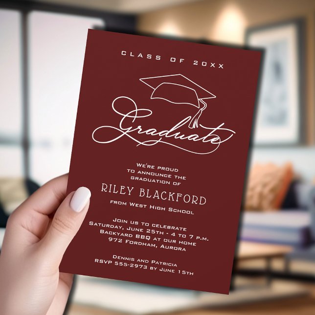 Invitación moderna de graduación de cimarrón oscur (Modern dark maroon graduation announcement cards feature your details in chic white lettering.)