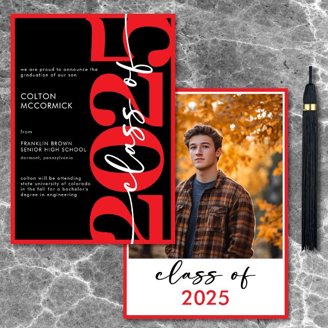 Invitación moderna de graduación de tipografía roj (Modern Red Typography Graduation Announcement)