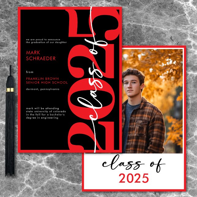 Invitación moderna de graduación de tipografía roj (Modern Red Typography Graduation Announcement)