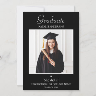 Invitación moderna de graduación en blanco y negro