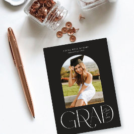 Invitación moderna de graduación negra con arcos d