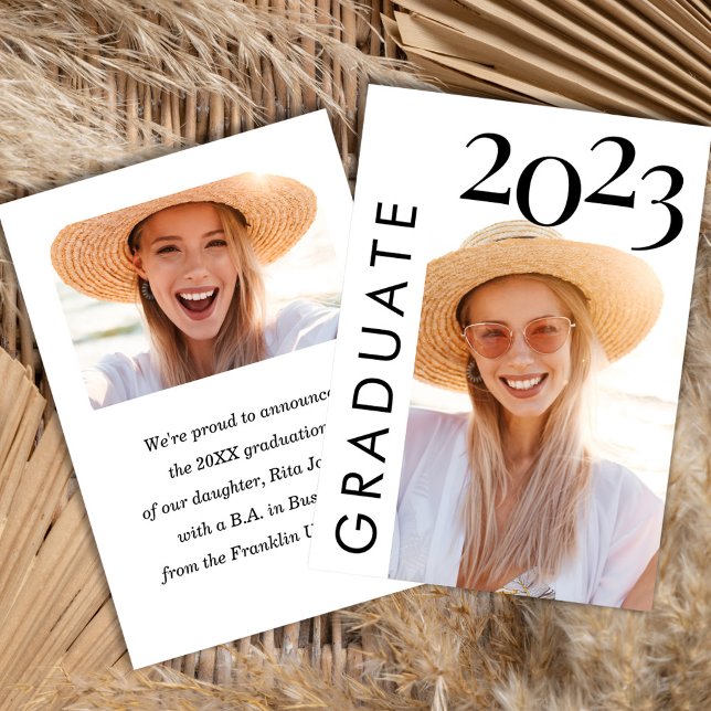 Invitación moderna de graduados de fotografía en b (Modern Black White Photo Graduate Announcement)