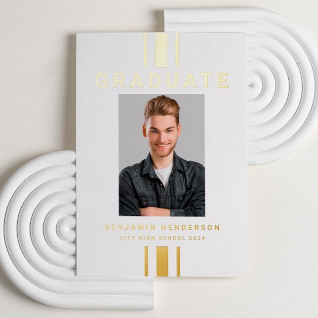 Invitación moderna de Relieve metalizado dorado de (Modern Photo Graduation Gold Foil Announcement Card)