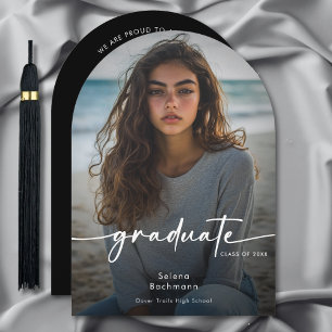 Invitación moderna del arco de graduación de guion