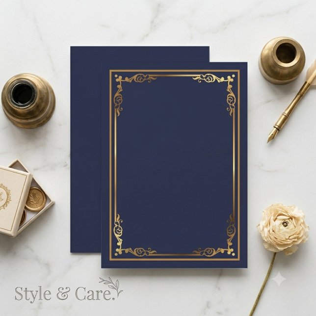 Invitación moderna en blanco azul de la marina con (Modern Navy Blue Blank Invitation with Frame Accen)