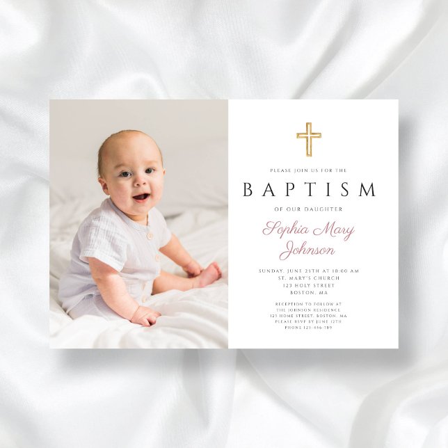 Invitación Moderna escritura rosada cruzada Chica foto bautis (Modern Pink Script Cross Girl Photo Baptism Invitation)