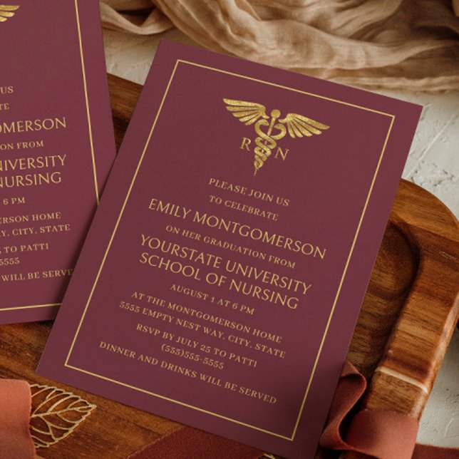 Invitación Moderna Escuela de Enfermería de Oro de Borgoña Gr (Modern burgundy and gold nursing school graduation party invitation)