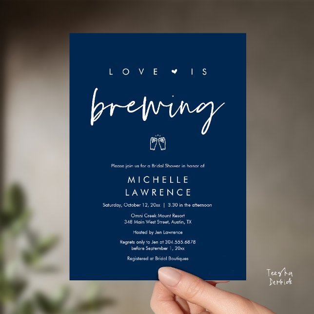 Invitación Moderna Fiesta de Cerveza Romántica Cuta Ducha Bri (Beer Party Bridal Shower, Love is brewing Invitation card modern romance navy blue)