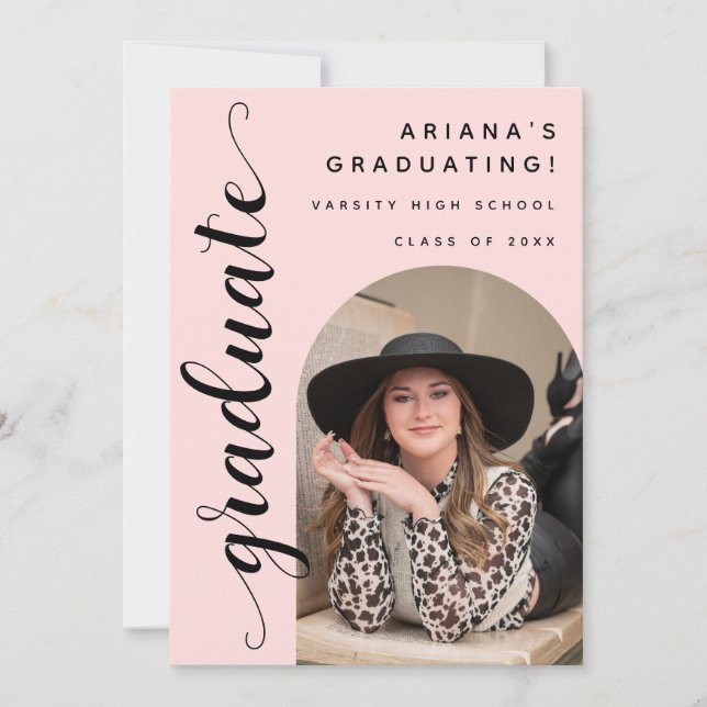 Invitación Moderna fiesta de graduación rosada con guión de M (Anverso)